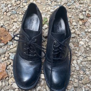 Born black laced up shoe size 8